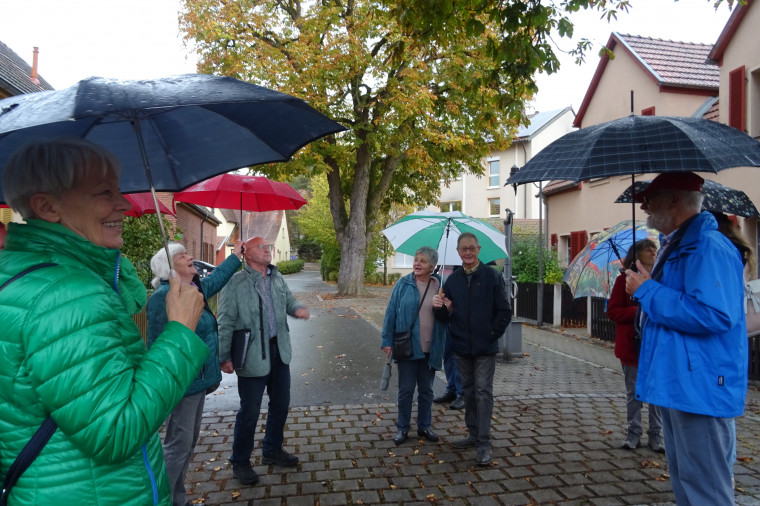 Leonhard Herbst unter dem roten Schirm